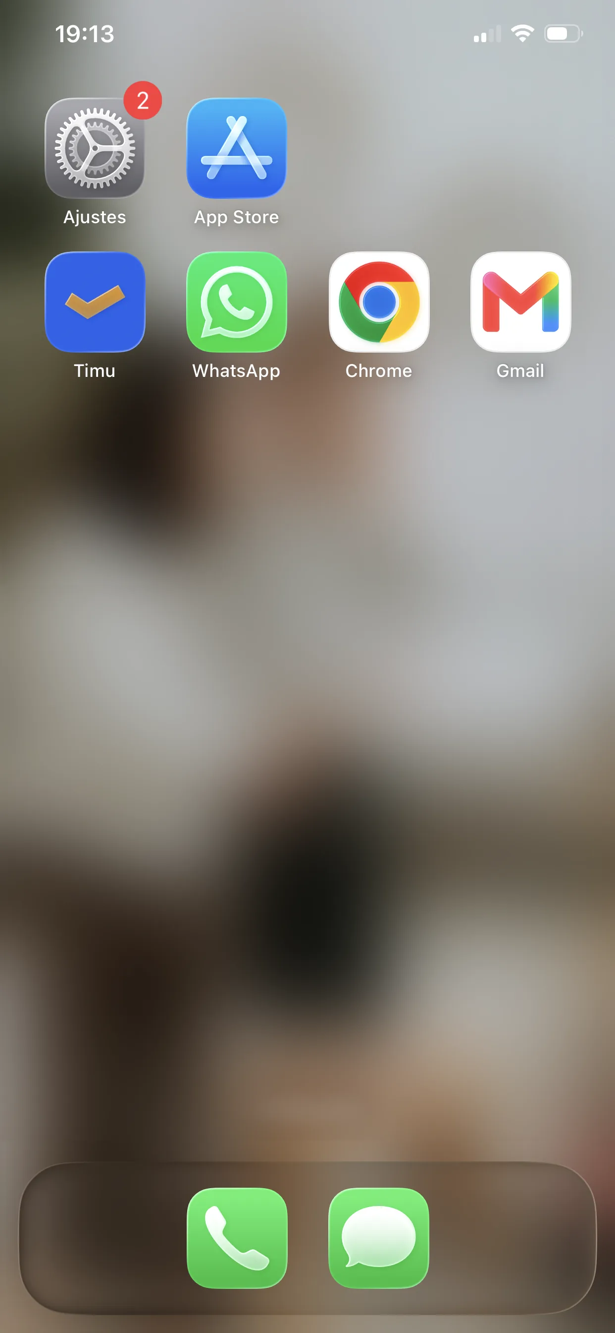 Pantalla de inicio del móvil con el icono de Timu instalado junto al resto de apps